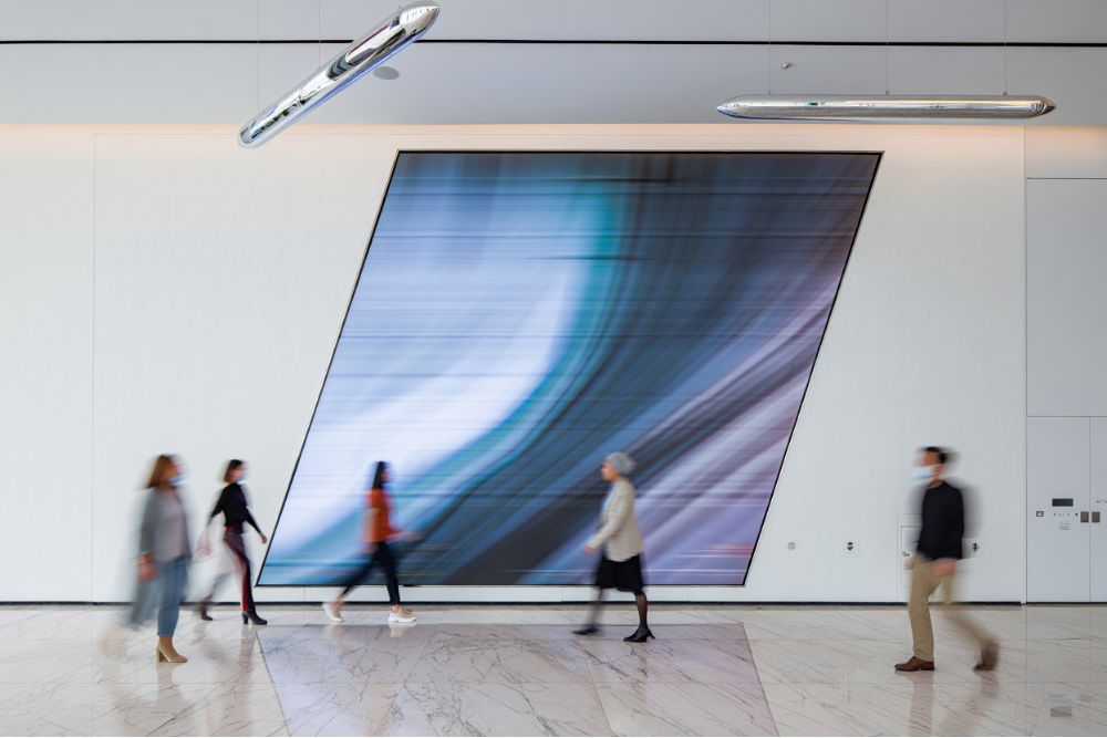 Écran d'affichage connecté SoftyScreen dans le hall d'un immeuble moderne