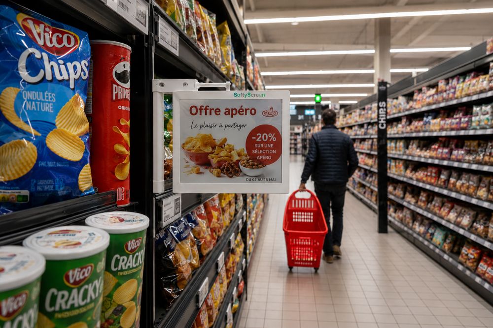 Panneau d'affichage e-paper installé dans les rayons d'un supermarché pour annoncer des offres