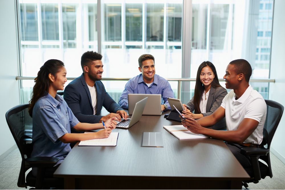 Équipe de collaborateurs SoftySoft à Lyon travaillant sur la planification de services