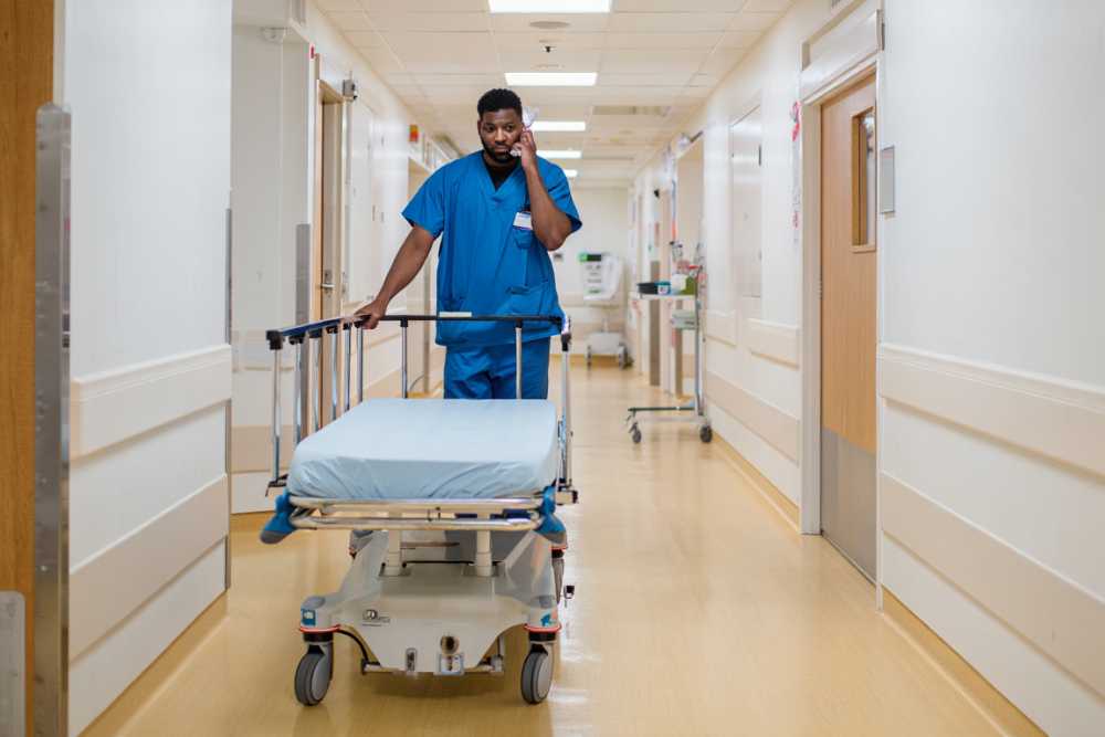 Écran SoftyScreen affichant des informations près d'un lit d'hôpital