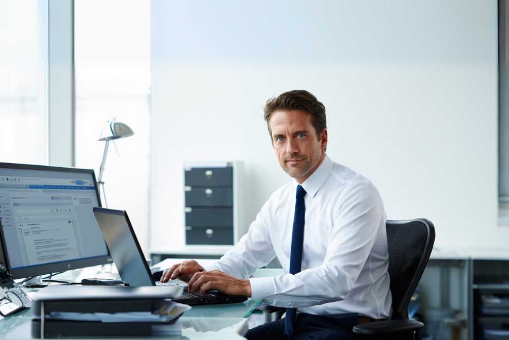 Professionnel utilisant un logiciel de gestion et de facturation pour les services à la personne.